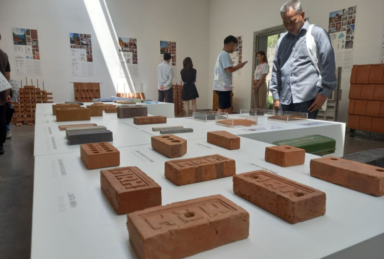 Terinspirasi Gaya Andy Rahman di Pameran Arsitektur Orasis Art Space: Selaras dengan Alam, Serap Nilai Lokal