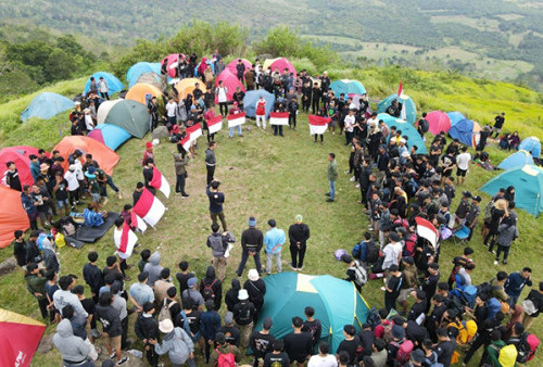 Peringati Hari Kemerdekaan di Puncak Gunung Birah Kibar Merah Putih Mengangkasa di Atas Tanah Laut