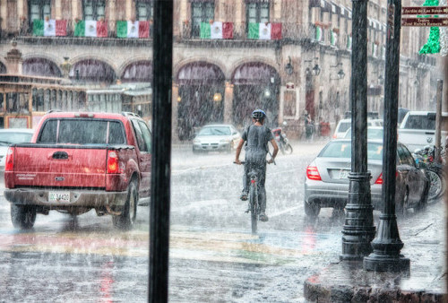 Mau Liburan Akhir Tahun, Tapi Cuaca Hujan, Baca Dulu Tips Ini Agar Liburan Tetap Asik di Musim Hujan