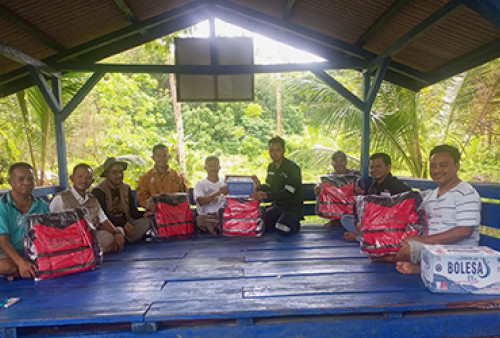 PT Timah Serahkan 30 Life Jacket bagi Kelompok Nelayan Anugerah Desa Belo Laut 