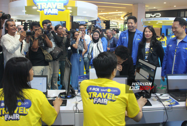 (Ka-ki) Gaery Undarsa, Co-Founder & Chief Marketing Officer tiket.com, Septi Herlina, VP of Consumer Business BCA, dan George Hendrata, CEO tiket.com, secara simbolis meresmikan penyelenggaraan BCA tiket.com Travel Fair 2025 di Atrium Utama Mall Gandaria City, Jakarta. Acara yang berlangsung dari 2-4 Mei 2025 ini menghadirkan banyak promo menarik untuk memenuhi kebutuhan perjalanan, mulai dari tiket pesawat, akomodasi, dan atraksi wisata, baik domestik maupun internasional.