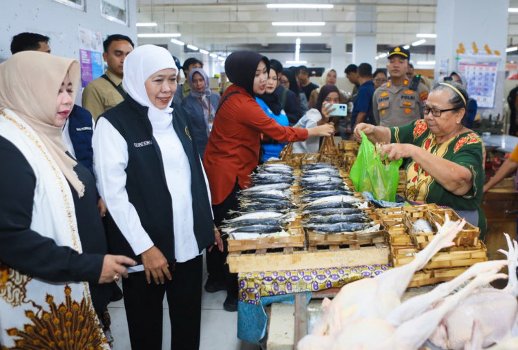 Pantau Pasar di Ponorogo, Khofifah Pastikan Pasokan dan Harga Kebutuhan Pokok Stabil Pasca Lebaran