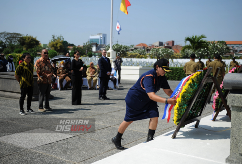 Petugas menata bunga saat berlangsungnya prosesi peringatan 78 tahun berakhirnya Perang Dunia II di Ereveld Kembang Kuning, Surabaya, Jawa Timur, Selasa, 15 Agustus 2023. Upacara Peringatan 78 Tahun Berakhirnya Perang Dunia Kedua tersebut bertujuan sebagai penghormatan terhadap para korban perang dunia kedua di Asia Tenggara, serta momentum persahabatan antar bangsa dan menjaga hubungan baik antar negara. (Julian Romadhon/Harian Disway)