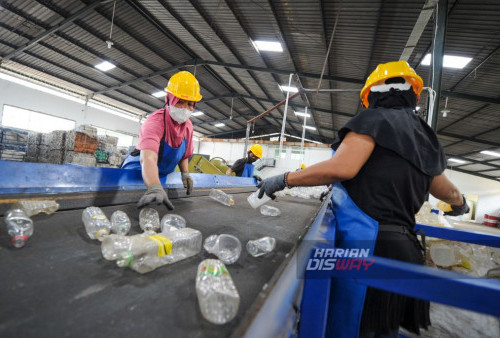 Sebelumnya, untuk sampah dari Jawa Timur, Rekosistem menggunakan Reko Hub yang terletak di kawasan Made, Surabaya dengan kapasitas sebesar 15,000 ton. Reko Hub ini sebagian besar menangani sampah dari 12,000 rumah. “Jawa Timur merupakan salah satu fokus kami, mengingat produksi sampahnya yang menduduki peringkat kedua di Indonesia yaitu sekitar 5 juta ton sampah per tahunnya. Sejauh ini, tingkat daur ulang Rekosistem di Jawa Timur sudah mencapai 70% sejalan dengan yang ditargetkan pada JAKSTRANAS (Kebijakan dan Strategi Nasional), PERPRES No. 97 Tahun 2017 dengan target pengurangan sampah rumah tangga dan sejenis sampah rumah tangga sebanyak 30% dan penanganan sampah rumah tangga dan sejenis sampah rumah tangga sebanyak 70% di 2025 ucap Ernest Layman, Co-founder dan Chief Executive Officer Rekosistem. (Julian Romadhon/Harian Disway)