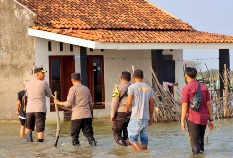 Rela Tembus Banjir, Kapolres Kendal Salurkan Bantuan untuk Korban Banjir Rob