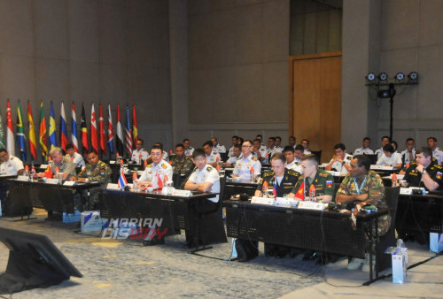 Delegasi militer dari 26 negara mengikuti Mid Planning Conference (MPC) Multilateral Naval Exercise Komodo (MNEK) 2023 di Vasa Hotel Surabaya, Jawa Timur, Kamis (9/2/2023). Mid Planning Conference (MPC) tersebut merupakan rangkaian dari Multilateral Naval Exercise Komodo (MNEK) 2023 serta diikuti sebanyak 26 negara delegasi untuk latihan non-perang dengan mengedepankan kerja sama maritim di kawasan regional, penanggulangan bencana serta operasi kemanusiaan untuk mempererat kerja sama antara TNI AL dengan negara-negara tetangga.