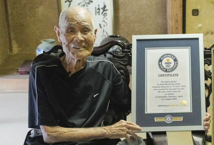 Pria Jepang 102 Tahun Jadi Pendaki Tertua Gunung Fuji