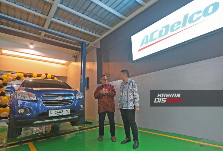 General Motors Indonesia (GM Indonesia) terus berkomitmen menyediakan
layanan purna jual dan suplai suku cadang Genuine Chevrolet dan ACDelco di Indonesia.
PT. Lior Jaya Sejahtera (LJS) Surabaya  sebagai Authorized Service Outlet (ASO) – Bengkel Resmi Chevrolet
dan ACDelco di Surabaya  menggelar Grand Re-opening  15 Maret 2025 di Surabaya sebagai bentuk komitmen tersebut.
Reopening bengkel  dan layanan pelanggan di jalan Biliton Surabaya itu untuk  perbaikan kendaraan , peningkatan layanan 
Dan penyediaan suku cadang orisinil (genuine) Chevrolet dan ACDelco, tidak hanya untuk merk Chevrolet, tapi juga kendaraan-kendaraan merk lain yg ada Surabaya
dan sekitarnya
“Kami sangat berbahagia bisa hadir pada Grand Re-opening bersama  partner kami; PT. Lior
Jaya Sejahtera (LJS) yang mewujudkan komitmennya untuk terus meningkatkan kualitas layanan purna
jual serta penyediaan suku cadang Genuine Chevrolet dan ACDelco bagi seluruh pelanggan LJS di kota
Surabaya dan sekitarnya. Dengan bengkel yang lebih luas, ruang display yang lebih lengkap, serta fasilitas
pelanggan yang lebih nyaman dan representatif, tentunya akan lebih mempermudah para pemilik
kendaraan untuk melakukan perawatan dan perbaikan kendaraannya di sini,” ujar Dadan
Ramadhani, Direktur Layanan Purna Jual GM Indonesia.
Foto : Boy Slamet-Harian Disway 