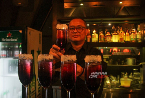 Minuman Spooky Dark Purple yang disediakan untuk acara Barbeque Party All You Can Eat yang berlangsung di Maxone Hotel Tidar, Surabaya, Jawa Timur, Jumat 20 Oktober 2023. Pesta halloween bertema 'The Spooky of Purple’ dan berkonsep barbeque all you can eat. Dalam acara tersebut berbagai macam canape yang spooky, live cooking, pumpkin soup, main course dan dessert disajikan. Tak hanya itu, kostum karyawan Maxone Hotel Tidar juga turut serta memeriahkan tema Halloween dengan menggunakan kostum dan dandanan layaknya film horor. Ditambah dengan variasi canape yang tematik, para tamu juga akan dihibur dengan live music dan games-games menarik. (Moch Sahirol/Harian Disway)