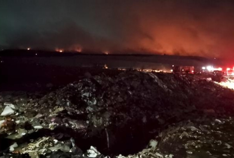 Kebakaran Landa TPA Jatiwaringin Tangerang, Api Tak Kunjung Padam Hampir 12 Jam