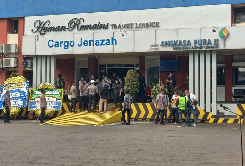 Kedatangan Jenazah Eril, Karangan Bunga Ucapan Duka Cita Penuhi Area Cargo Bandara Soetta    