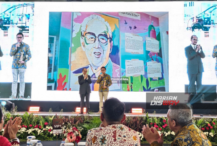 Ketua Pengurus Yayasan Astra – Yayasan Dharma Bhakti Astra, Rahmat Samulo (kanan) saat menerima Penghargaan The Most Commited dalam Pembinaan UMKM dalam ajang Bina Mitra Award 2025 yang digelar oleh Corporate Forum CSR Development (CFCD) di SMESCO, Jakarta (14/05). 