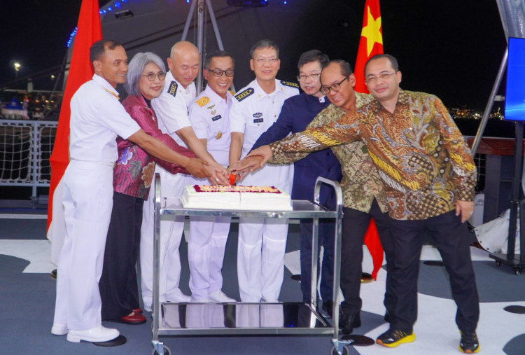Resepsi Dek Kapal Latih PLAN Qi Jiguang Perkuat Persahabatan Tiongkok-Indonesia di Surabaya