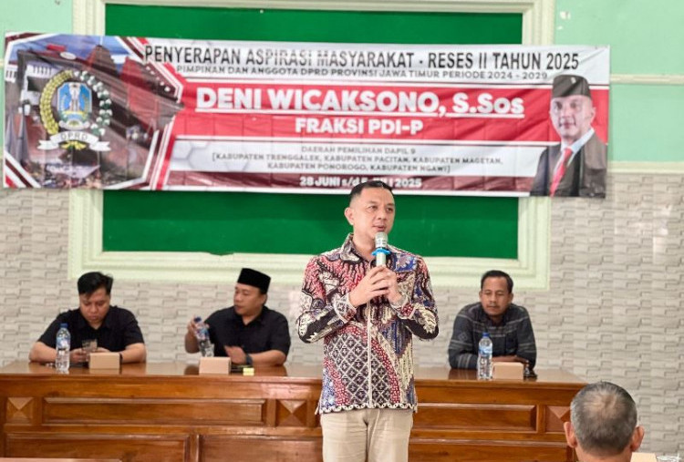 Harga Seragam SMA/SMK Dikeluhkan Warga Trenggalek, DPRD Jatim Soroti Pengawasan Dispendik