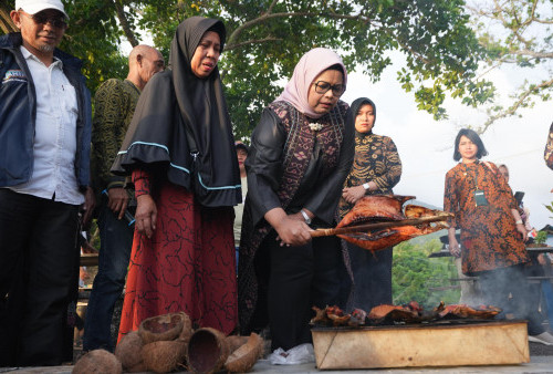 Asyik Masak di Pantai Kastela, Fery Farhati Ajak Perempuan Ternate Lestarikan Makanan Khas Indonesia