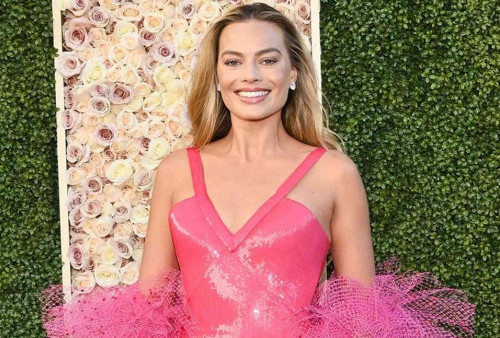 Golden Globes 2024: Margot Robbie Makin Mirip Barbie dengan Dress Armani