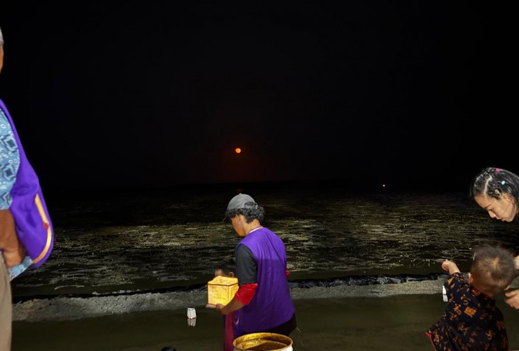 Festival Bulan Purnama di Kelenteng Sanggar Agung Kenjeran, Sejoli Melepas Lampion Harapan