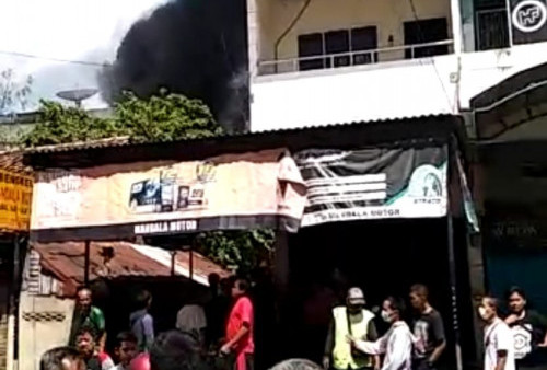 Tujuh Rumah Belakang Apotik Aldo Hangus Terbakar