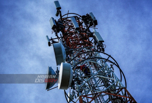 Teknisi melakukan pengecekan terhadap perangkat Base Transceiver Station (BTS) PT XL Axiata yang terletak di pelosok desa Kelurahan Kilongan, Kecamatan Luwuk Utara, Banggai, Sulawesi Tengah, Kamis (16/3/2023). Dalam program pengecekan terhadap BTS tersebut PT XL Axiata Tbk (XL Axiata) terus mendukung visi pemerintah dalam percepatan pembangunan nasional melalui pemerataan infrastruktur jaringan telekomunikasi dan data di seluruh Indonesia. (foto: Julian Romadhon)