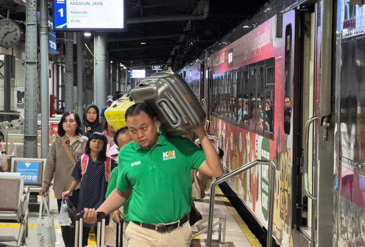 Libur Nataru 2025: Stasiun Pasar Senen Dipadati Penumpang, Jasa Porter Kebanjiran Order