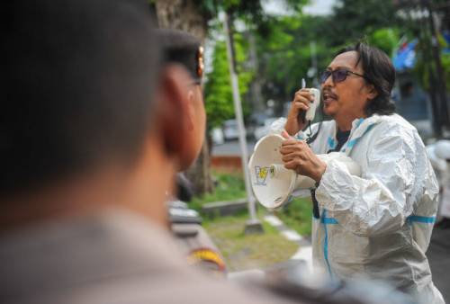 Dalam aksi yang dilakukan di depan Kedutaan Besar Jepang, para mahasiswa membawa poster dan spanduk yang berisi tuntutan agar pemerintah Jepang bertanggung jawab atas dampak negatif dari pengiriman sampah plastik ke Indonesia. Mereka juga menyerukan agar pemerintah Jepang mengambil langkah konkret untuk mengurangi produksi dan konsumsi plastik serta meningkatkan sistem pengelolaan limbah di negaranya.