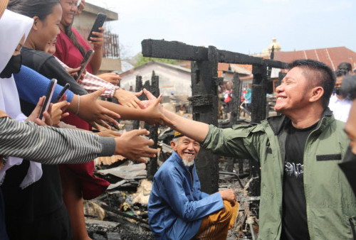 Herman Deru Semangati dan Berikan Bantuan Puluhan Korban Kebakaran Batu Ampar