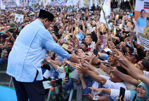 Prabowo Turun dari Panggung Sapa Ratusan Ribu Masyarakat Jawa Timur di Sidoarjo