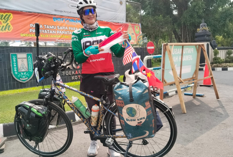 Pesepeda Asal Iran Singgah di Magelang, Borobudur Jadi Tujuan Utama Arezoo Eskandari