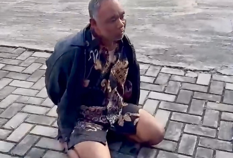 Tampang Asyhari Tersangka Pelecehan Puluhan Santriwati Ponpes Pati saat Dicokok Polisi