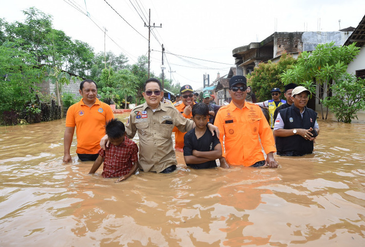 Pj Gubernur Jatim Sambangi Korban Banjir di Kabupaten Pasuruan 