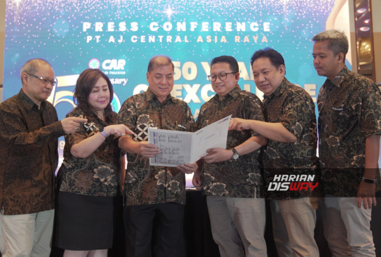 Chief Executive Officer Freddy Thamrin (ketiga kiri) bersama (ki-ka) Chief Compliance & Govermance Officer Ali Suhartono, Chief Operating Officer dr. Sri Rahayu Sutanto, Chief Marketing Officer Antonius Probosanjoyo, Chief Technologi & Supporting Officer Rudy Setiawan dan Chief Actuary Officer Kukuh Prio Sembodo foto bersama disela acara perayaan HUT ke 50 Tahun Asuransi CAR di Swissotel, Pantai Indah Kapuk, Jakarta, Rabu 30 April 2025.