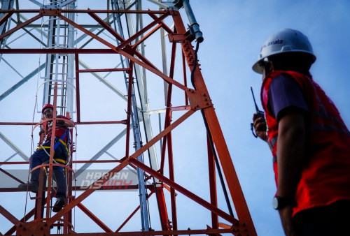 Teknisi melakukan pengecekan terhadap perangkat Base Transceiver Station (BTS) PT XL Axiata yang terletak di pelosok desa Kelurahan Kilongan, Kecamatan Luwuk Utara, Banggai, Sulawesi Tengah, Kamis (16/3/2023). Dari total kecamatan yang ada di Sulawesi, ada sebanyak 645 kecamatan yang telah terlayani jaringan 4G. (foto: Julian Romadhon)
