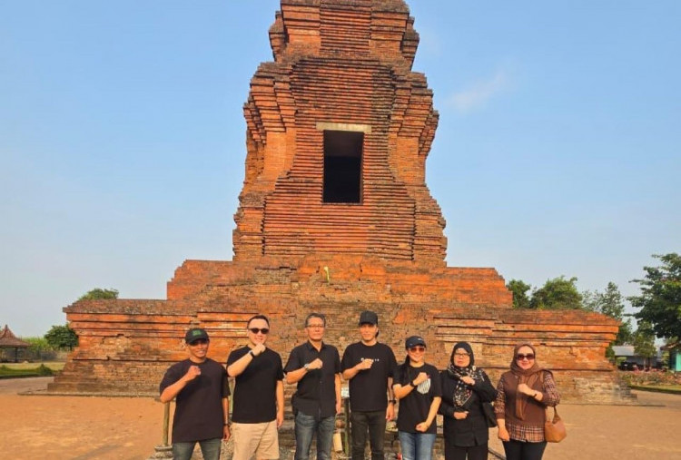 Ajak BKN DPP PDIP, Once Mekel Sambangi Siti Inggil dan Candi Brahu di Mojokerto