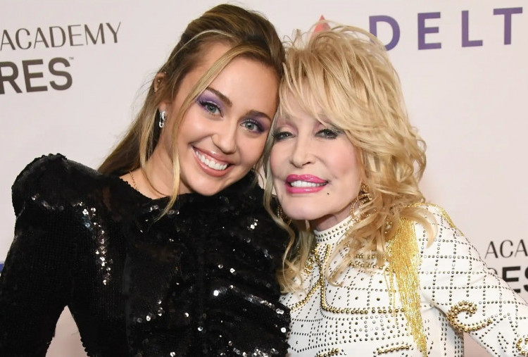Miley Cyrus Kenang Dolly Parton dan Percakapan Terakhir Mereka