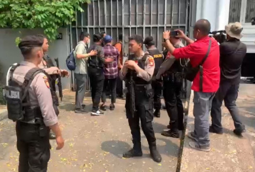 Cari Barang Bukti, Polisi Geledah 2 Rumah Diduga Milik Firli di Bekasi