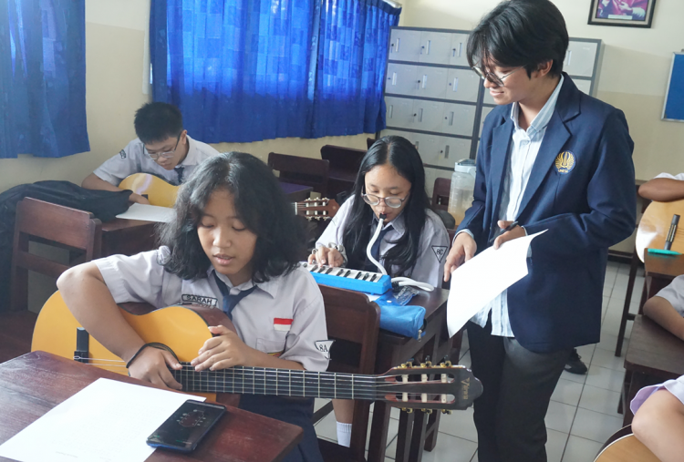 PKM Dosen Unesa Kenalkan Cara Kreatif Belajar Musik Lewat Body Percussion