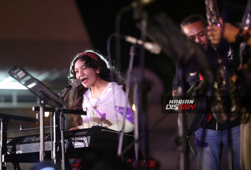 Dari sekian penampilan di gelaran Caravan Jazz Fiesta,  Celia Nooren tampil dengan menyuguhkan lagu- lagu yang banyak mengeksplor kuliner Khas Surabaya. 
Bahkan dalam 1 lagu yaitu Ke Soerabaja , Celia menyebut 18 item menu menu tradisional Kota Pahlawan.
Hanz Dsatria gitaris dan juga ayah Celia Nooren  memberi callenge pengunjung untuk menyebutkan nama- nama kuliner yang di sebutkan dalam lyric lagu Celia.
“ Lontong Kikil, Semanggi, Rujak Cingur, Krengsengan Gubeng Pojok,  Sate Klopo Ondomohen , Sego Campur Tambak Bayan, Penyetan Mak Ye ye, Sambel Bu Rudi “ jawab salah satu pengunjung disambut tepuk tangan pengunjung lainnya 
Foto ; Boy Slamet- Harian Disway
