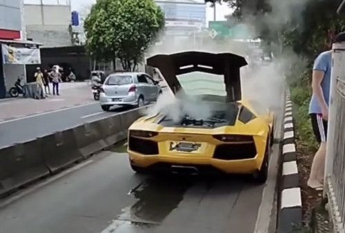 Duh, Masuk Jalur Busway, Mobil Lamborghini Mogok Gegara Overheat di Kebon Jeruk
