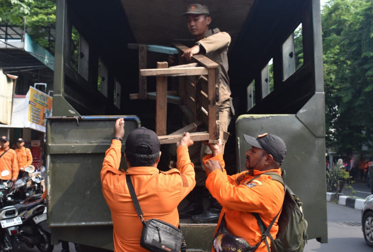 Pemkot Surabaya Tertibkan Parkir Liar, PKL, dan Saluran Air dengan Humanis