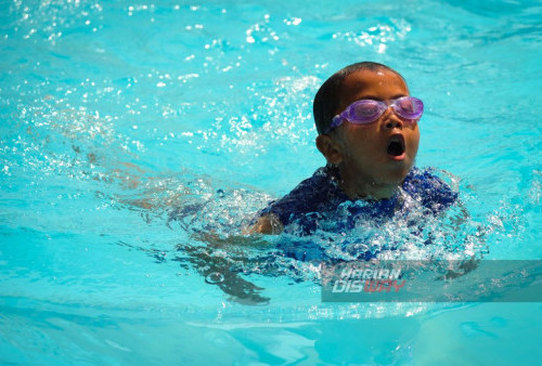 Peserta beradu kecepatan menuju garis finis saat mengikuti kompetisi Fun With Swimming di Citraland, Surabaya, Jawa Timur, Sabtu, 9 September 2023. Lomba renang yang menggandeng FIKK Unesa diikuti sebanyak 375 peserta itu merupakan acara tahunan untuk mewadahi peserta non atlet (wajib tidak memiliki NISDA atau nomor induk atlet), sebagai motivasi untuk peserta non atlet, semua peserta mendapatkan medali. (Julian Romadhon/Harian Disway)