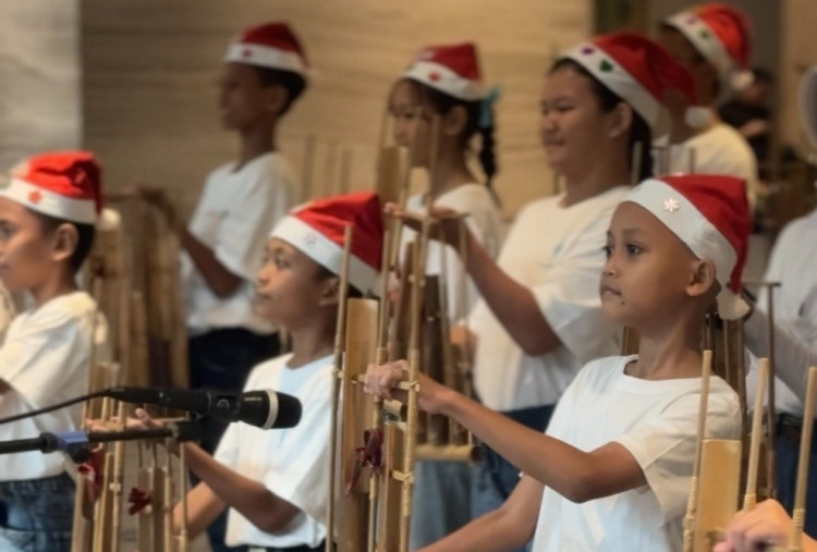 Holiday Inn & Suites Jakarta Gajah Mada Sambut Perayaan Natal Bersama Rumah Belajar Saab Shares