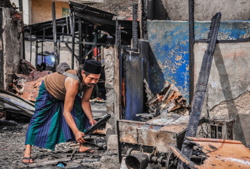 Salah satu pemilik kios di Pasar Ciputat terlihat sedang mencari barang yang masih bisa terpakai paska kebakaran di Pasar Ciputat setelah kebakaran hebat