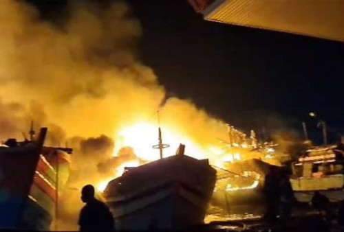 Puluhan Kapal Ludes Terbakar di Pelabuhan Jongor Tegal