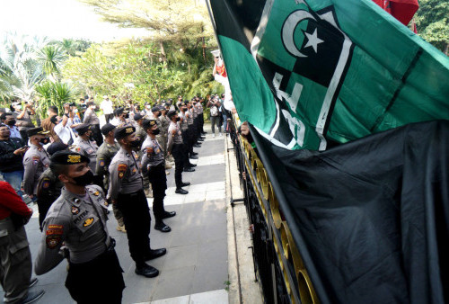 Petugas berjaga ketat di pintu Balai Kota Surabaya mengantisipasi aksi mahasiswa pada Rabu  13 April 2022.