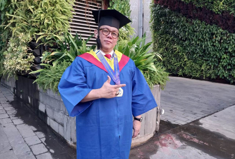 Jas Putih dan Toga Hukum: Kisah Dokter Trianggoro Budisulistyo Lulus Sarjana Hukum di Unitomo  