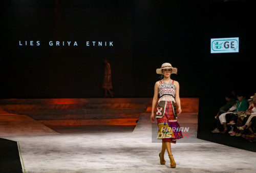 Sejumlah model memperagakan busana pada Surabaya Fashion Parade 2023 yang digelar di Tunjungan Plaza 3, Surabaya, Jawa Timur, Minggu, 10 September 2023. Fashion Parade yang mengusung tema Enigmatico ini menampilkan koleksi Sustainable Show dan menampilkan busana-busana karya desainer-desainer dari dalam negeri maupun luar negeri yang digelar hingga 10 September 2023. (Moch Sahirol/Harian Disway)