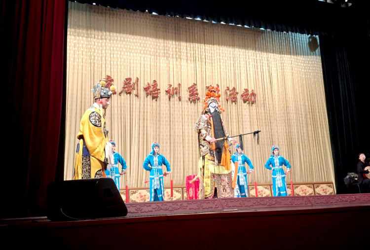 Harian Disway di China International Press Communication Center (CIPCC) (90):  Satu Panggung, Tiga Cerita