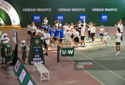 Sejumlah peserta mengikuti Kompetisi tenis yang digelar Urban Wagyu berkolaborasi dengan komunitas tenis Tennis Rek! di UNESA Lidah, Surabaya, Jawa Timur, Kamis, 22 Februari 2024. Turnamen tenis tahunan, UW Open Championships, sedang menjadi sorotan pekan ini di kalangan pecinta tenis di seluruh kalangan pecinta tenis. Acara ini menampilkan kompetisi yang sengit antara para pemain tenis muda yang berbakat, yang bersaing untuk meraih gelar juara dalam berbagai kategori. Dengan diikuti 80 peserta dari 8 komunitas dari berbagai tingkat keterampilan, mulai womens beginner, mens beginner, womens intermediate, mens intermediate dan mixed intermediate. Dalam turnamen ini menawarkan aksi tenis yang menghibur dan memukau di setiap lapangan. Para peserta berkompetisi secara intens dalam pertandingan ganda, memperebutkan hadiah dan kebanggaan sebagai juara UW Open Championships. (Julian Romadhon/Harian Disway)