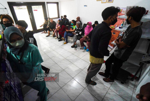 Sejumlah warga pemilik kucing mengantri di Lobby Rumah Sakit Hewan Pendidikan Komplek Universitas Wijaya Kusuma (UWK) Surabaya, Jawa Timur, Sabtu (28/1/2023). 

Proses operasi dan pemeriksaan Kesehatan dilakukan oleh dokter hewan RSHP WEKA dan mengikutsertakan dokter hewan alumni FKH UWKS. 