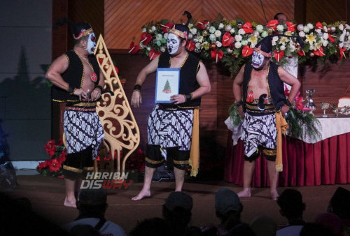 Adapun pertunjukan yang disajikan dalam perayaan natal ini dengan Pujian dari Paduan Suara Agape, tarian balet serta pertunjukan teater Punokawan yang mengusung tema dalam cerita Manusia Natal.
